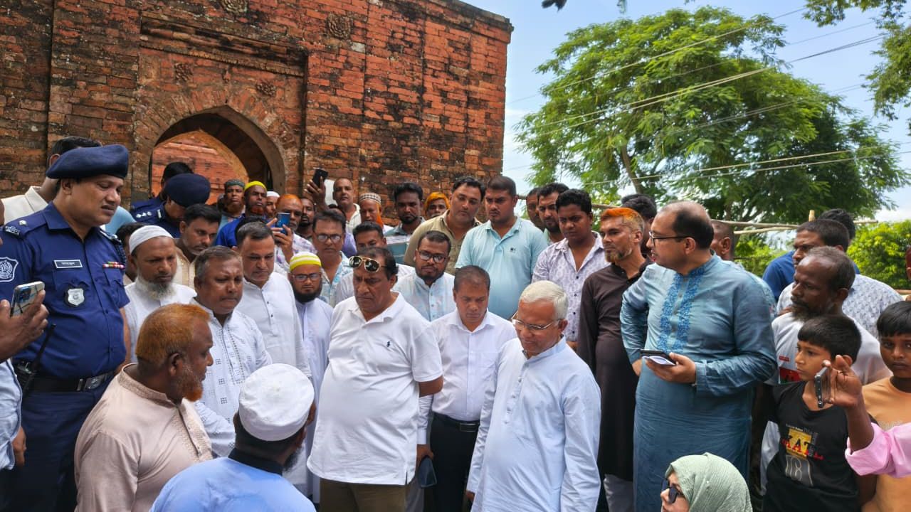 ঘোড়াঘাটে ঐতিহাসিক দুর্গ ও সুরা মসজিদ পরিদর্শনে সমাজকল্যাণ মন্ত্রী 