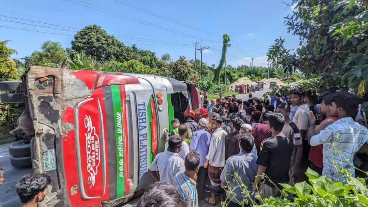 কুমিল্লার চৌদ্দগ্রামে তিশা পরিবহনের বাস উল্টে আহত ২৫–৩০ জন 