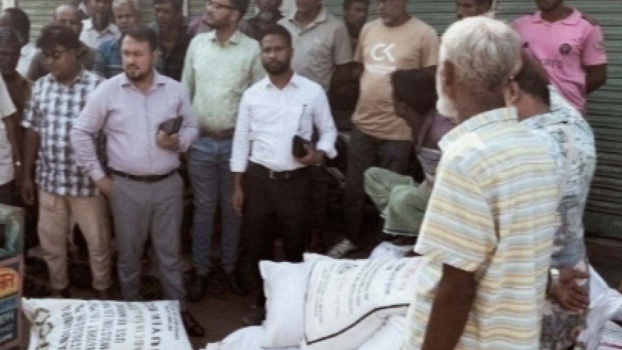 অবৈধভাবে পরিবহনকালে বগুড়ায় ৩৮ বস্তা সার আটক 