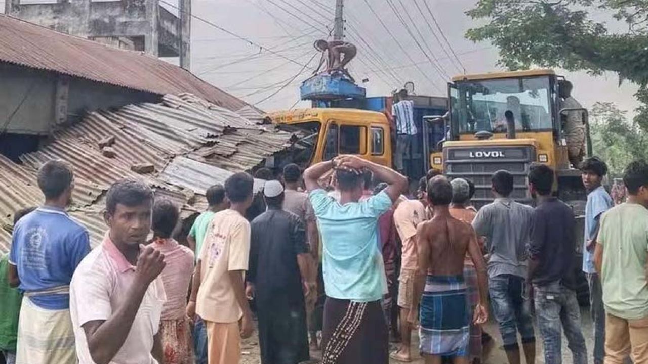 লালমনিরহাটে ট্রাকচা/পা/য় তিনজনের মৃ/ত্যু, আ/হ/ত ৬ 