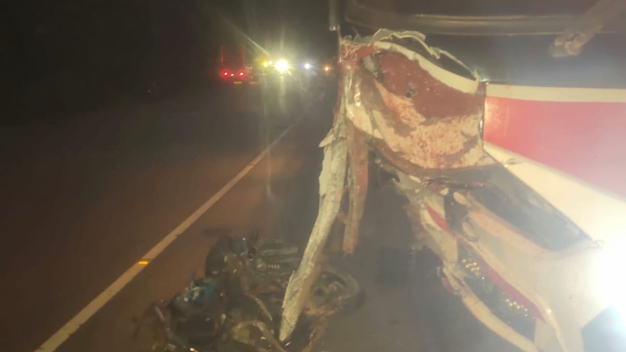 সড়ক দুর্ঘটনায় উজিরপুরে ৩ শিক্ষার্থী নিহত 