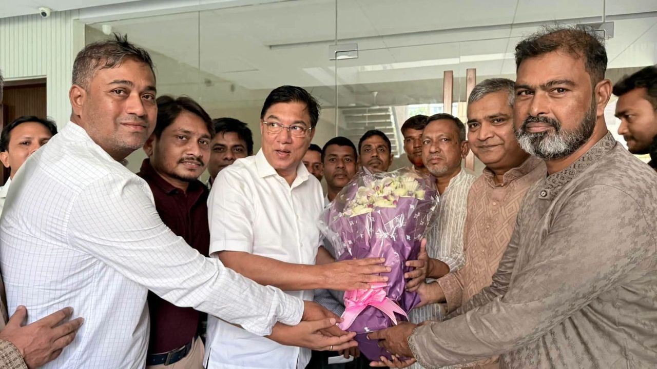 বিমান ও পর্যটন মন্ত্রীর সঙ্গে জামালপুর রেড ক্রিসেন্টের নবনির্বাচিত কমিটির সাক্ষাৎব 
