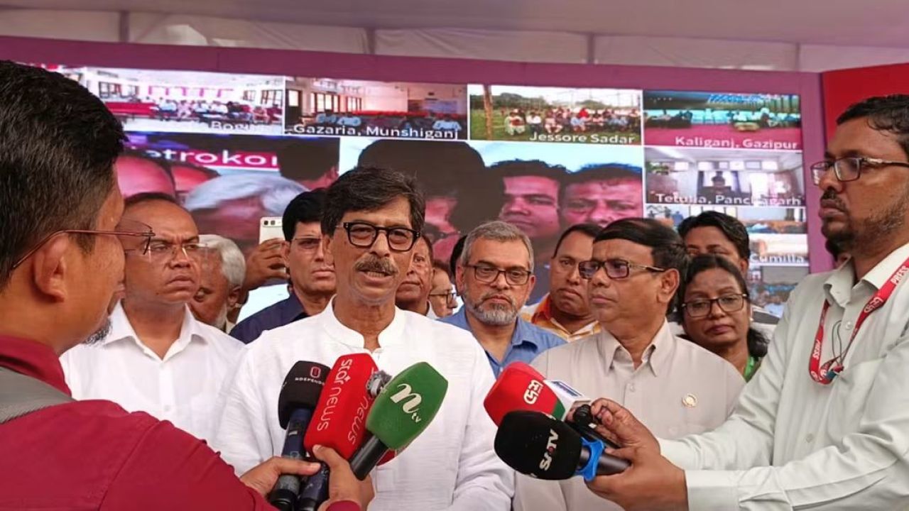 প্রধানমন্ত্রীর অনুষ্ঠান ঘিরে ফুলগাজীতে প্রস্তুতি পরিদর্শনে মন্ত্রী আমিন উর রশীদ 