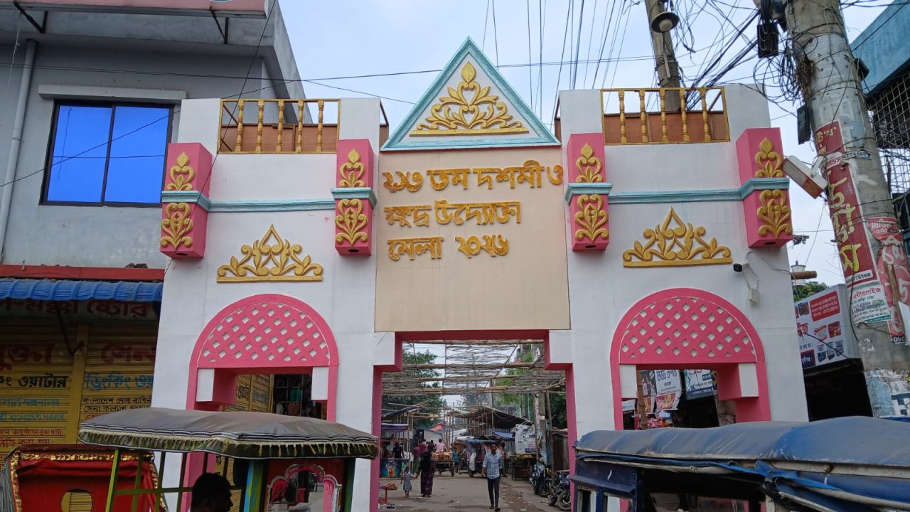 মুন্সীগঞ্জের হাটলক্ষীগঞ্জে 'দশমীমেলা' প্রশ্নবিদ্ধ  প্রশাসন 