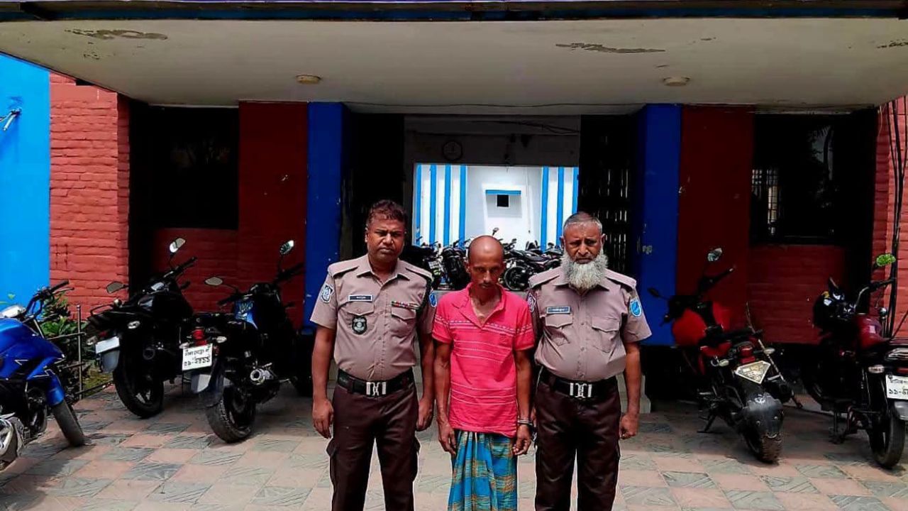৫০ পিস ইয়াবাসহ শ্রীনগরে  মাদক কারবারি গ্রেপ্তার 