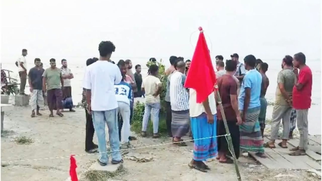 শরীয়তপুরে পদ্মার বাঁধের ২০ মিটার অংশ নদীগর্ভে বিলীন 