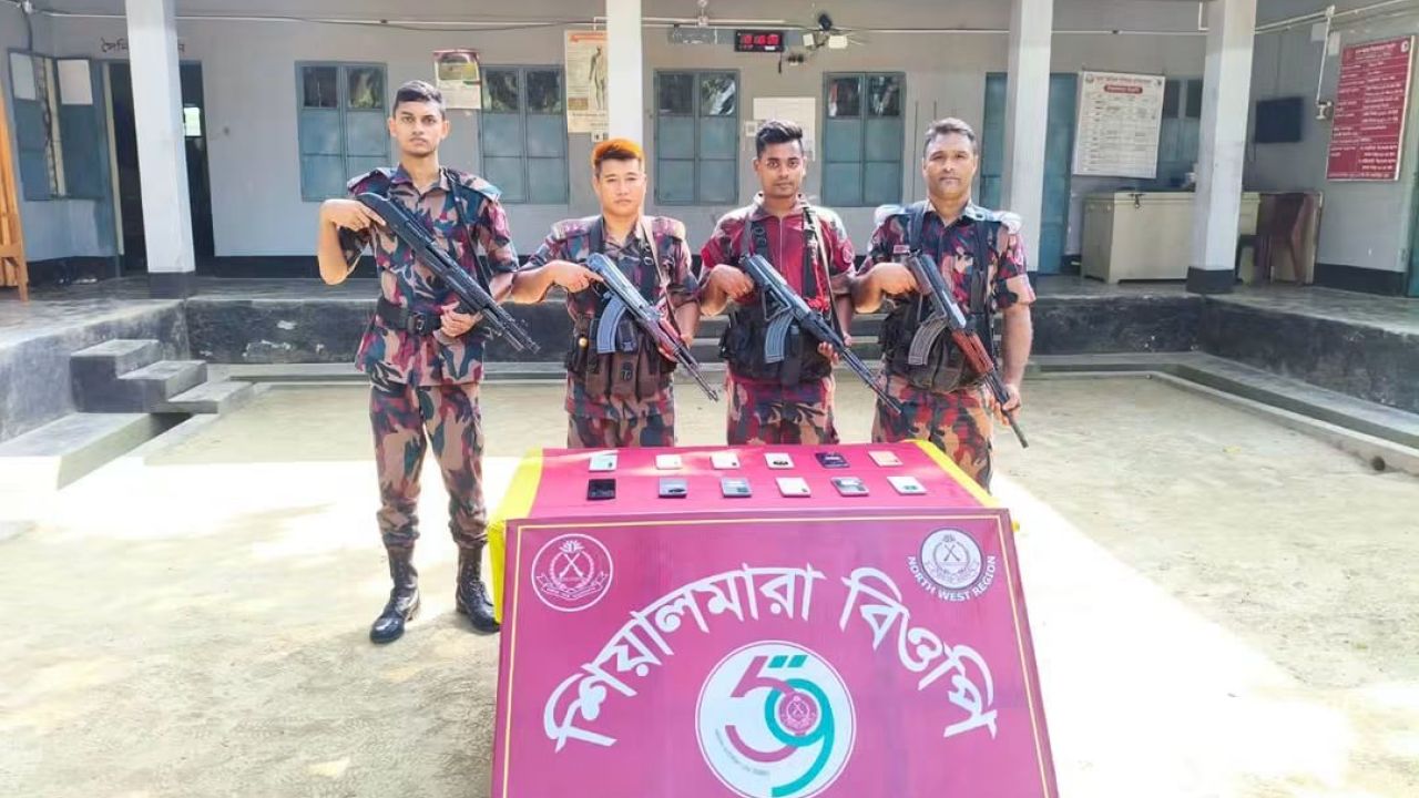 শিবগঞ্জ সীমান্তে মালিকবিহীন ১২টি চোরাই মোবাইল জব্দ 