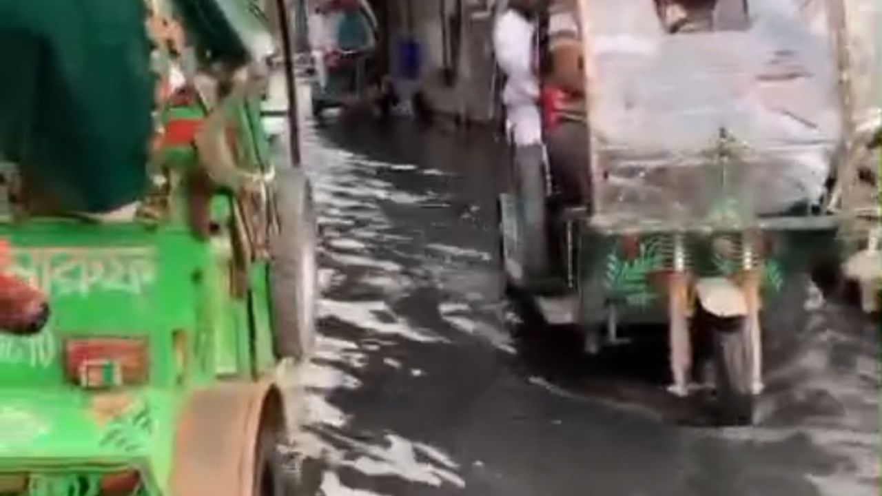 রাস্তায় হাঁটুসমান পানিতে চরম দুর্ভোগে কেরানীগঞ্জের গোলামবাজার ও চড়াইলবাসী 