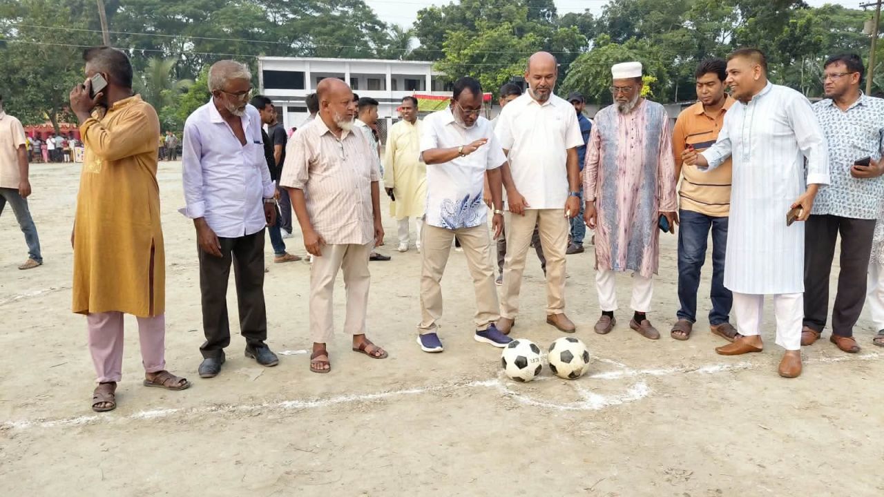 মনিরামপুরে ১৬ দলীয় ফুটবল টুর্নামেন্ট উদ্বোধন 