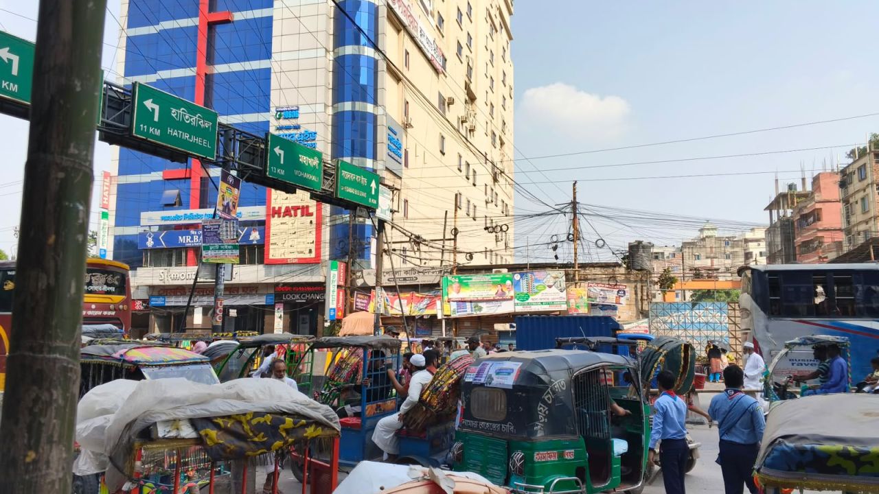 বাবুবাজার ব্রিজের ঢালে ট্রাফিক শৃঙ্খলায় স্কাউটের ছেলে-মেয়েরা  