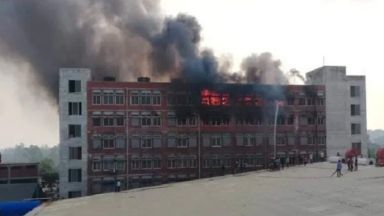 গাজীপুরে পোশাক কারখানায় আগুন 