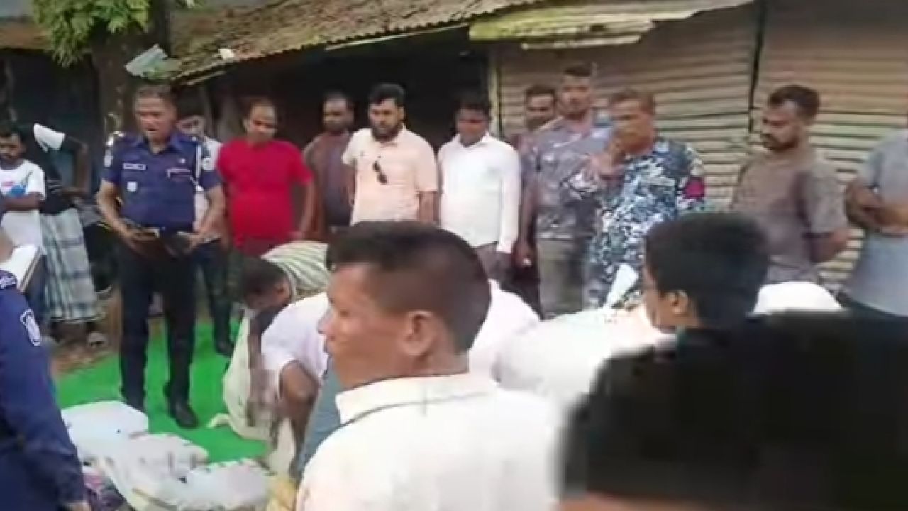 পিরোজপুরের হুলারহাট বন্দরে ট্রলার হতে বিপুল পরিমান ভারতীয় শারি ও থ্রি পিস আটক 