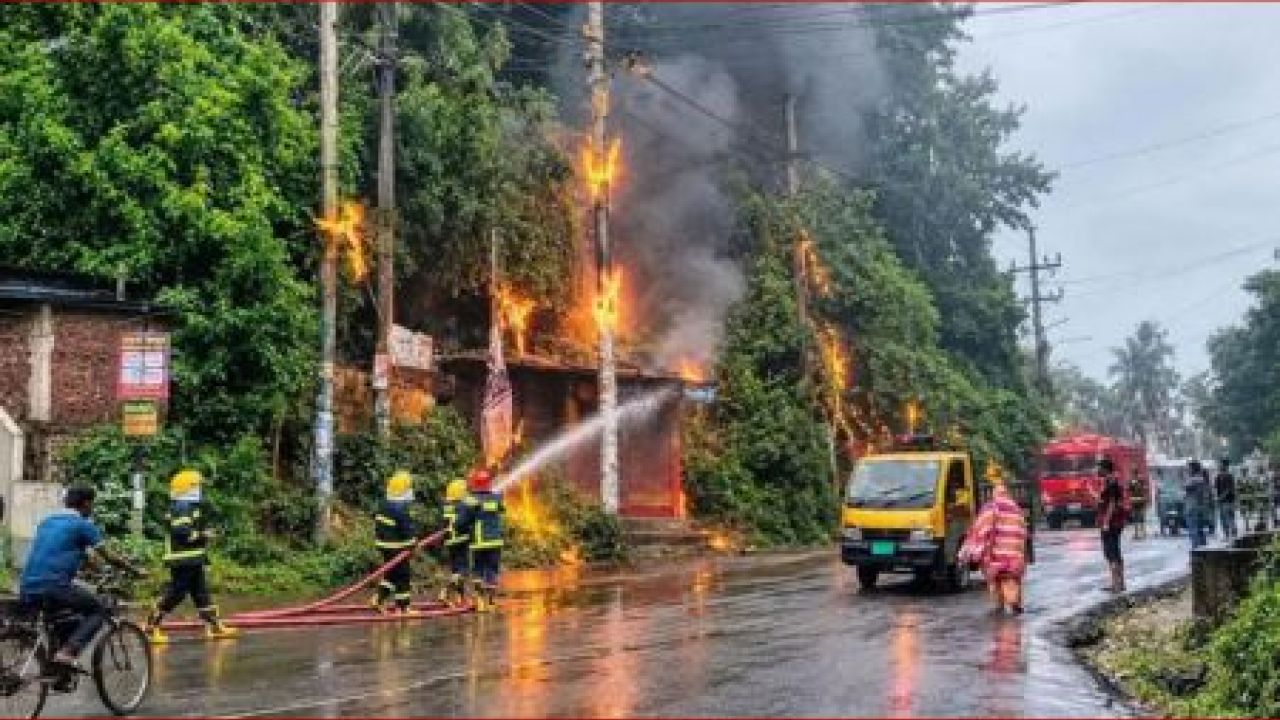 চট্টগ্রামে বৈদ্যুতিক খুঁটিতে আগুন নিয়ন্ত্রণে ফায়ার সার্ভিস 