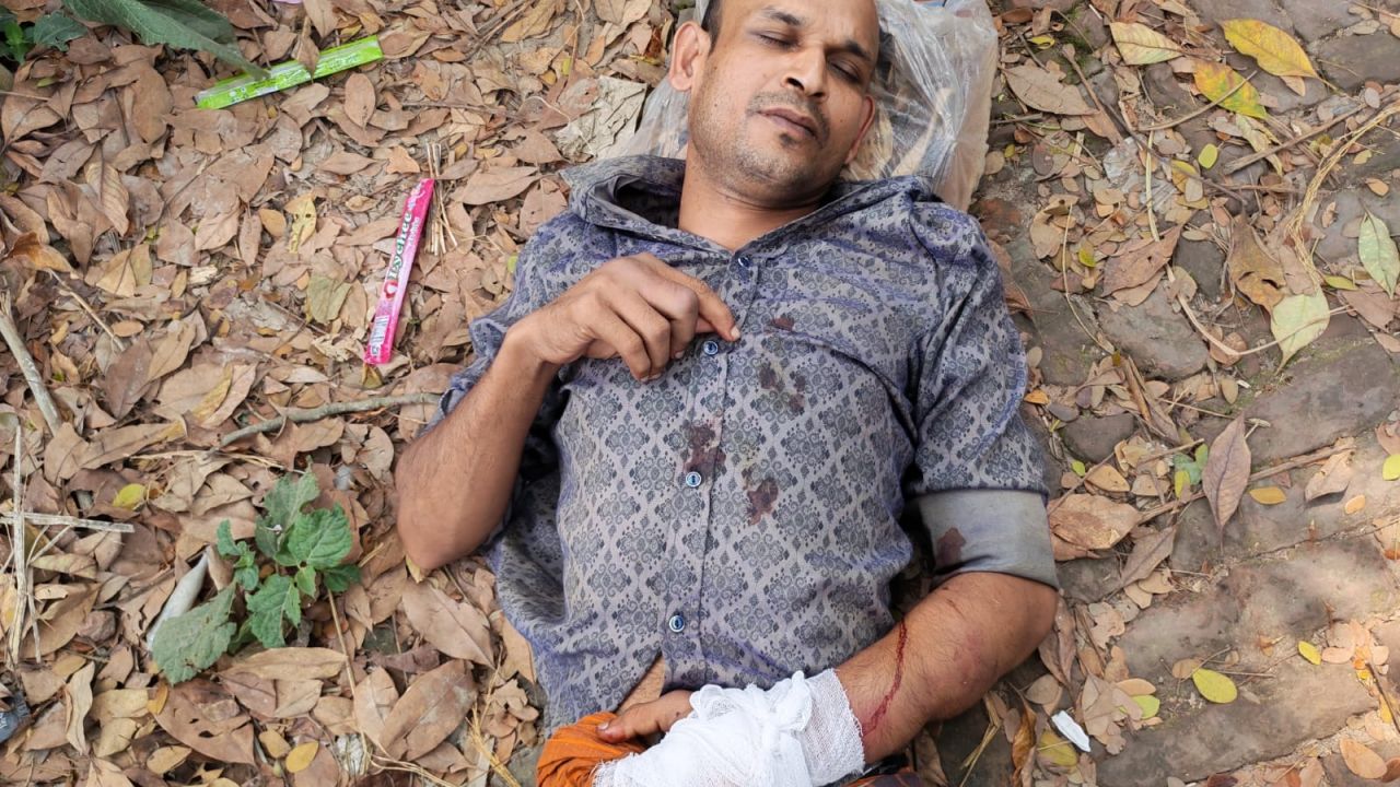 শিক্ষিকাকে উত্ত্যক্ত করায় গোপালগঞ্জ কোটালীপাড়ায় যুবককে মারধর 