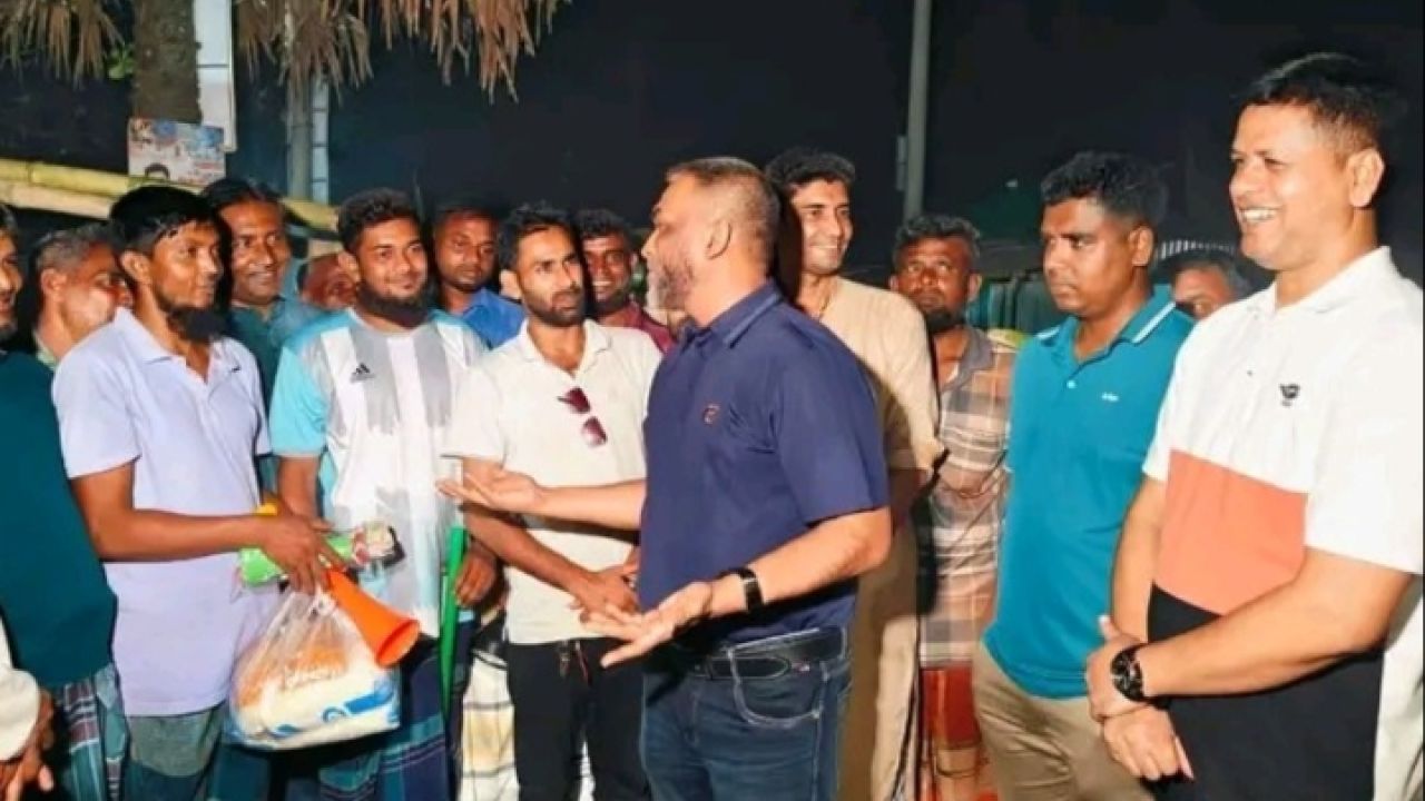 সলঙ্গায় পুলিশ সুপারের বাঁশকল ডিউটি পরিদর্শন, টর্চলাইট ও বাঁশি বিতরণ 