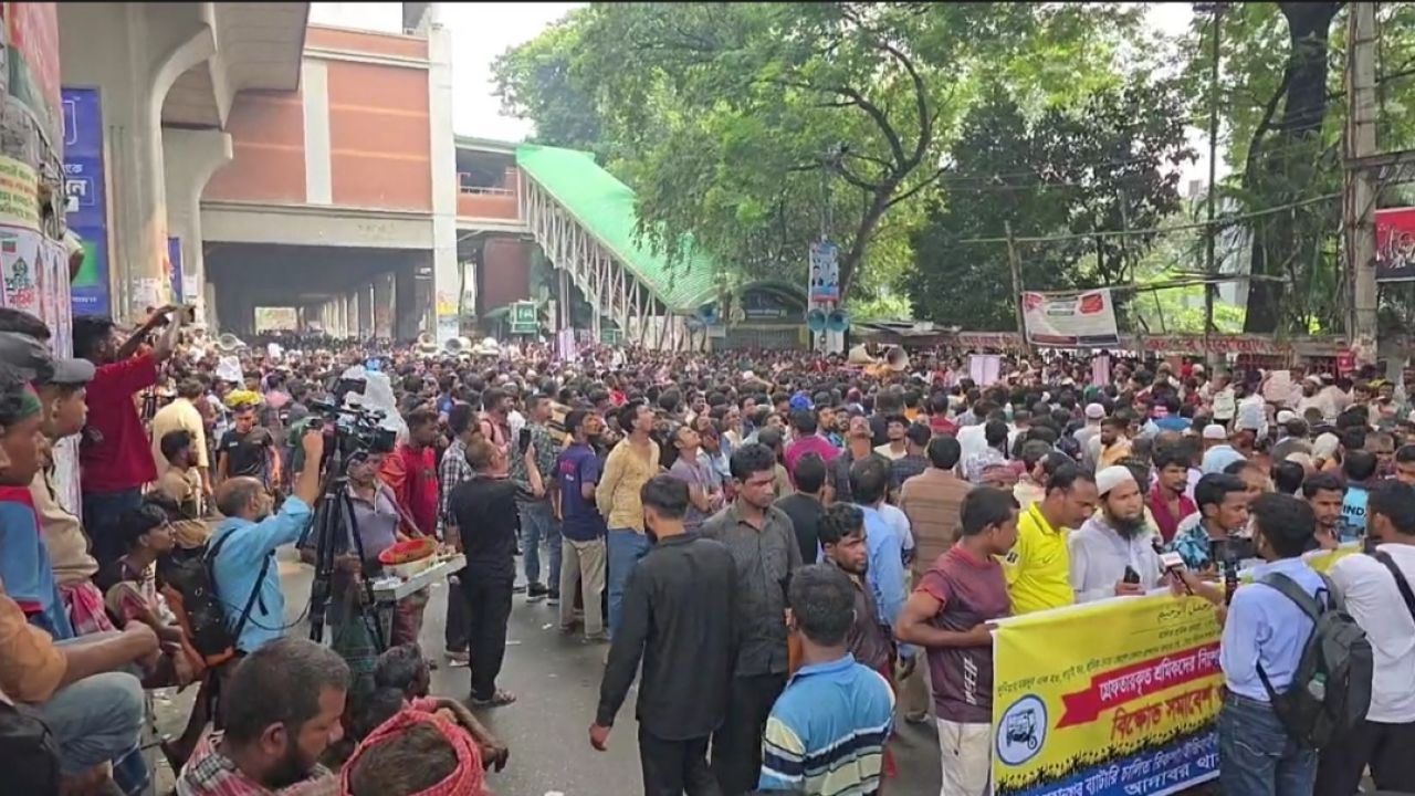 রাজধানীতে বিদ্যুৎ বিচ্ছিন্নের প্রতিবাদে অটোরিকশাচালকদের অবরোধ, তীব্র যানজটে জনভোগান্তি