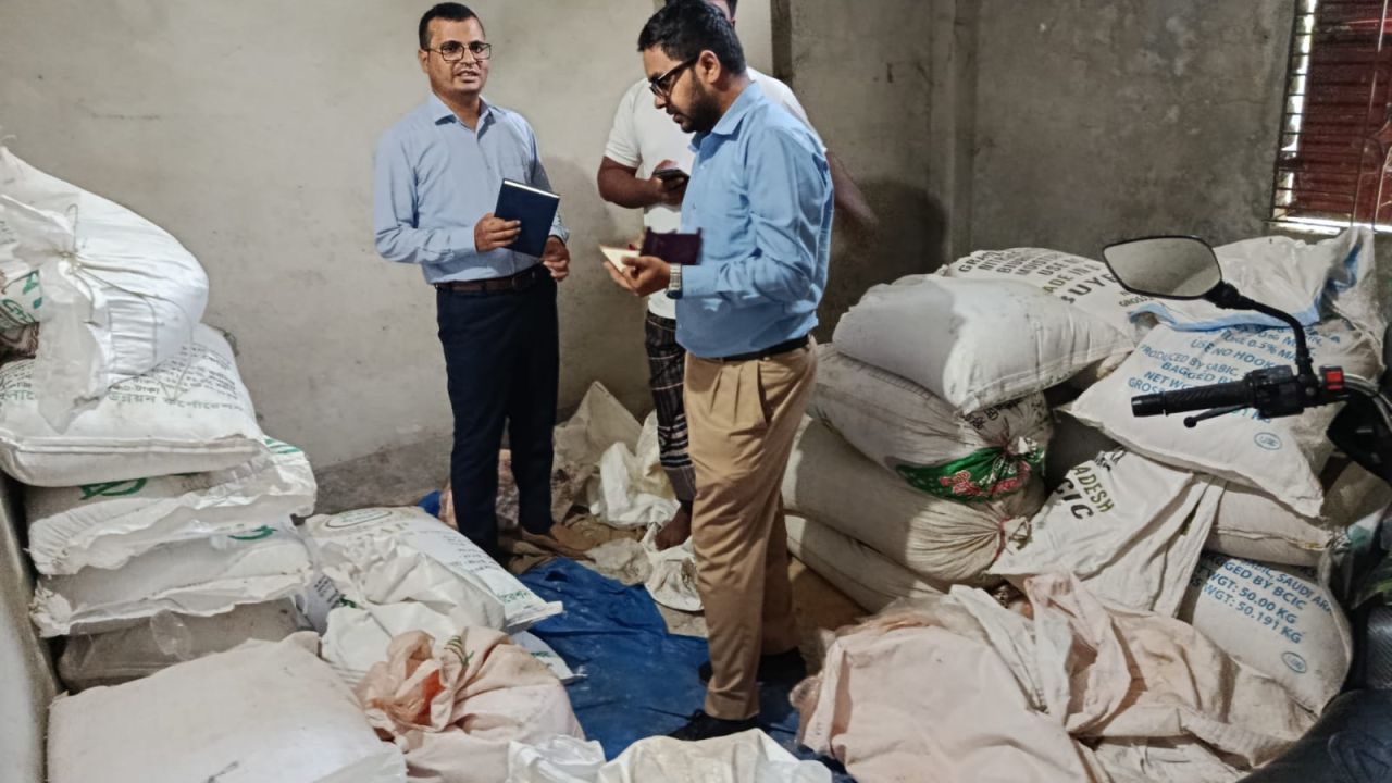 পাঁচবিবির এক কৃষকের বাড়ি থেকে ৫৪ বস্তা সার জব্দ 