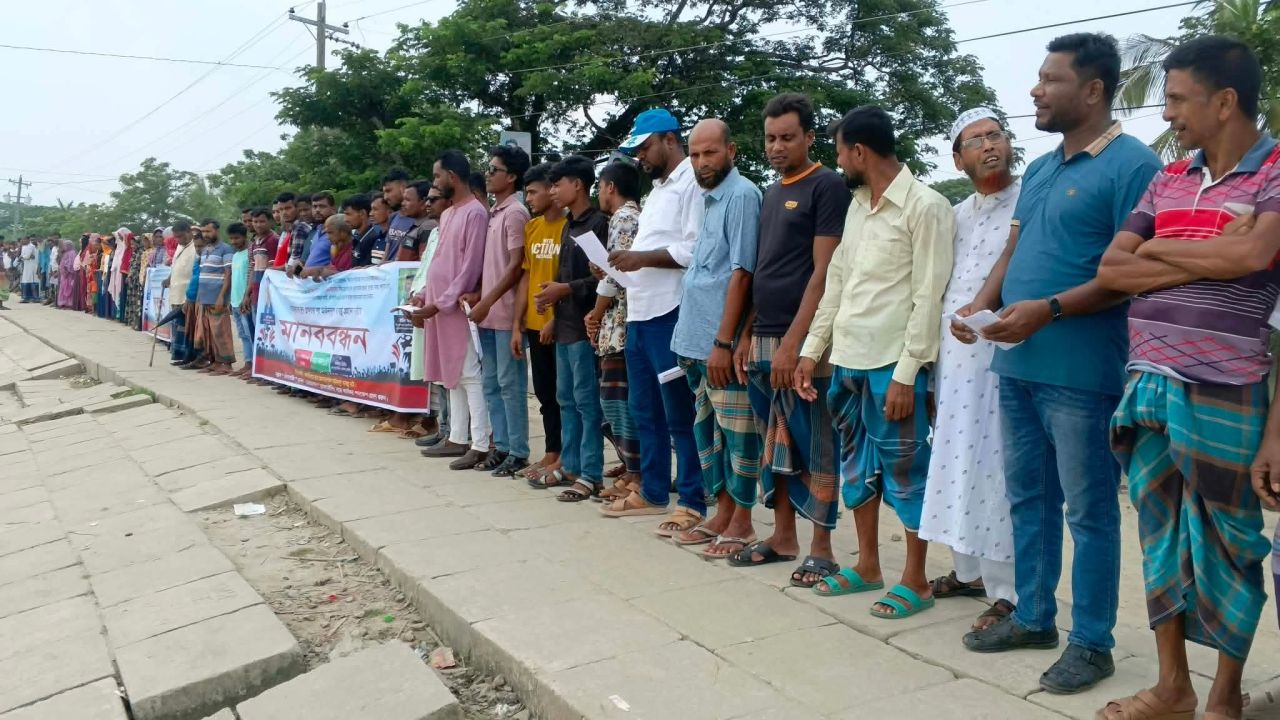 বনদস্যুদের সহযোগিতা ও চাঁদাবাজির অভিযোগে গাবুরায় মানববন্ধন 