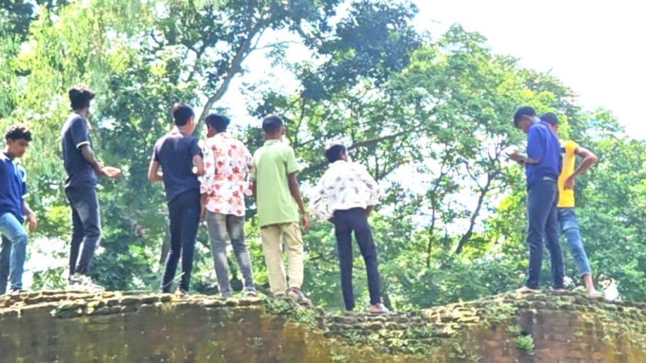 দল পাল্টে দাপিয়ে বেড়াচ্ছে শিবগঞ্জের কিশোর গ্যাং 