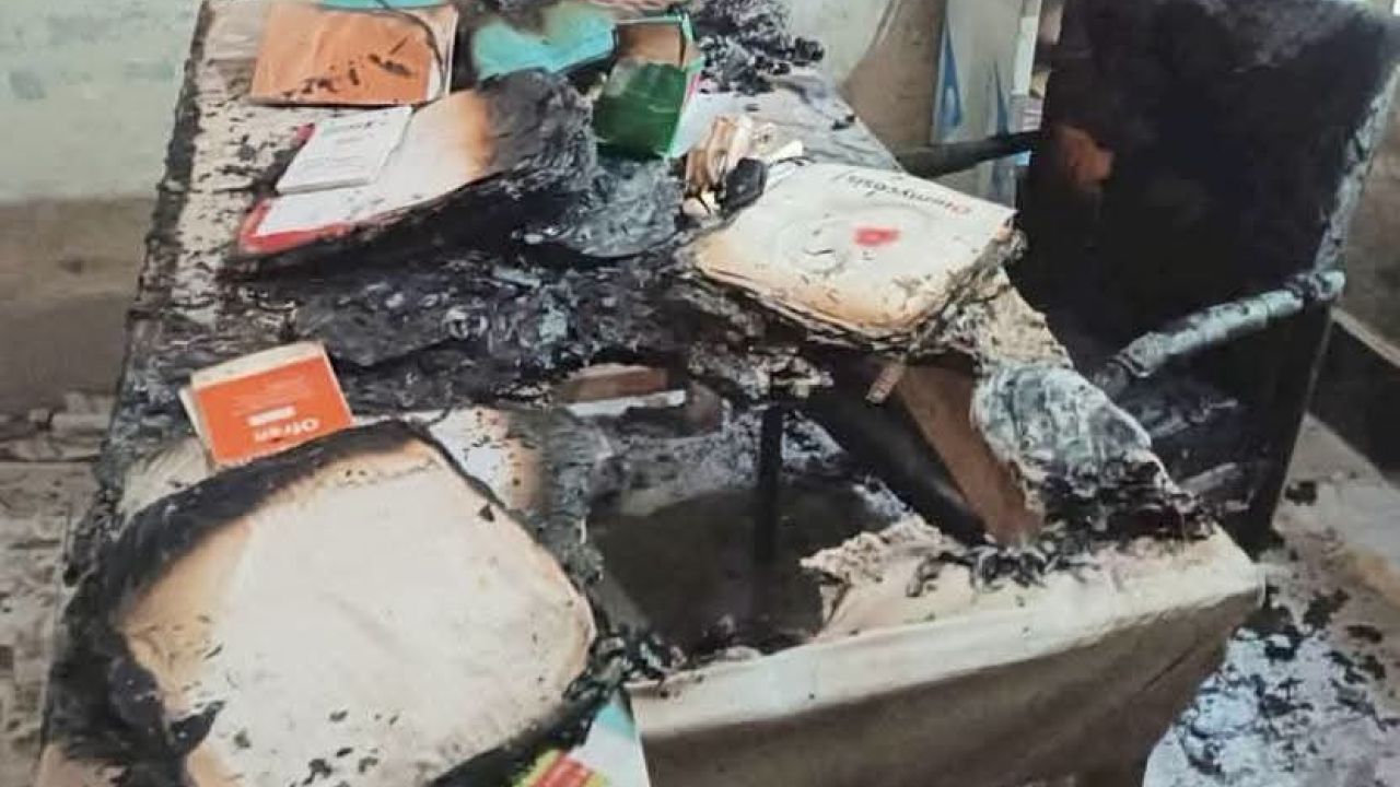 আগুন পুড়েগেছে পিরোজপুরের নেছারাবাদে স্বাস্থ্যকেন্দ্রের রেজিস্ট্রারসহ গুরুত্বপূর্ণ কাগজপত্র 