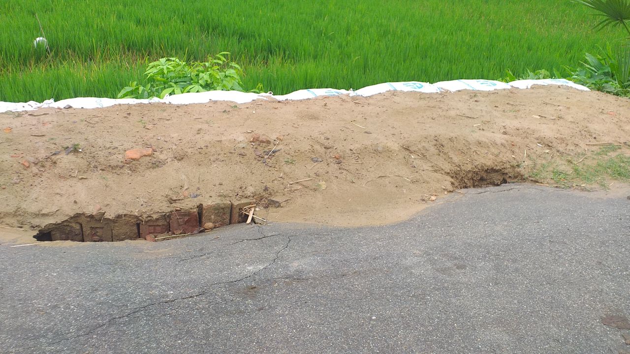 ফের ভাঙছে বেলপুকুর-উচাই সংযোগ সড়কটি 