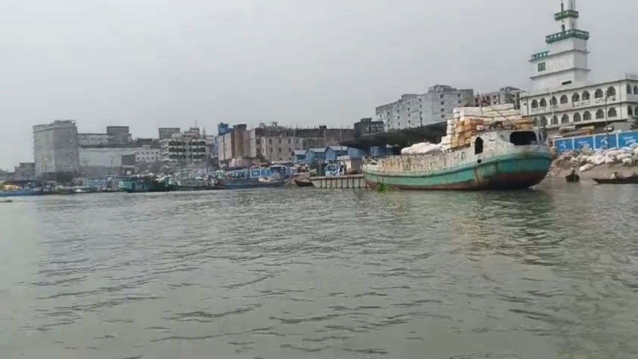 বুড়িগঙ্গার টলটলে রূপ রক্ষায় প্রয়োজন সচেতনতা ও কঠোর নজরদারি 