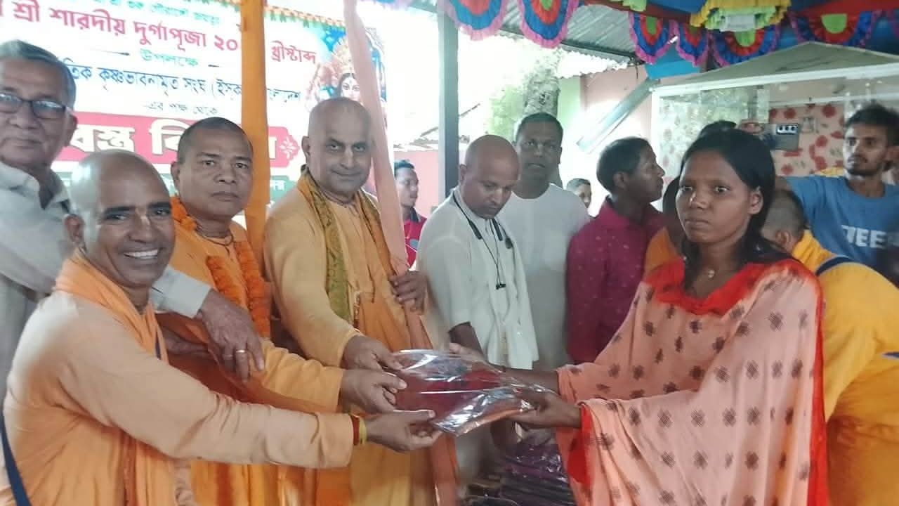 ঠাকুরগাঁওয়ে ২ শতাধিক মানুষের হাতে ইস্কনের নতুন বস্ত্র বিতরণ 