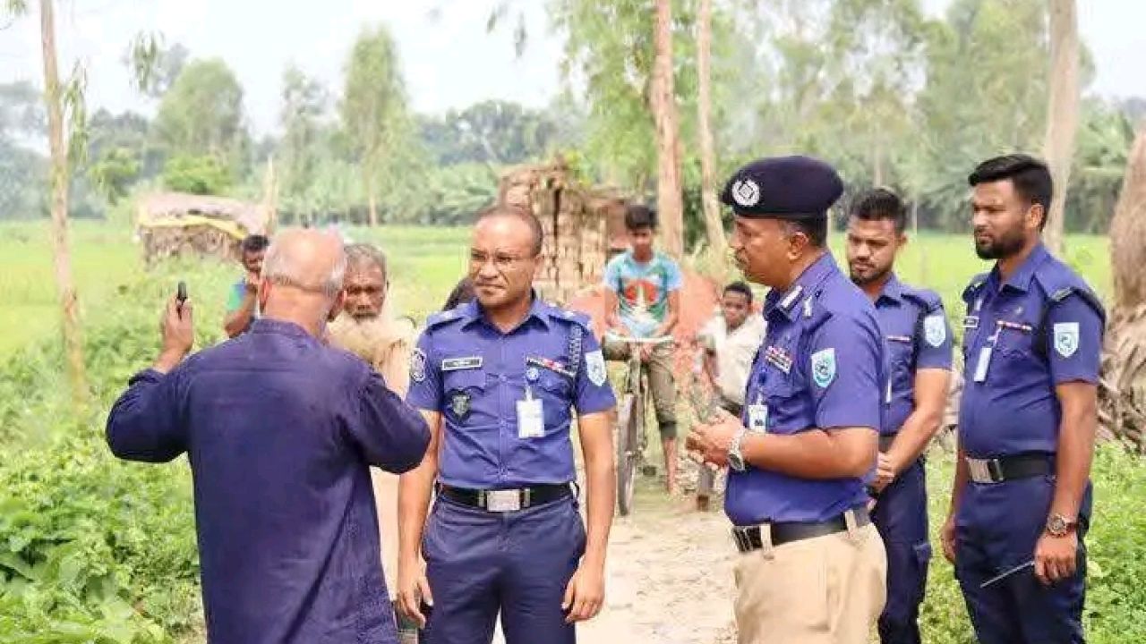 চিরিরবন্দরে অটোভ্যানচালক হত্যা মামলার ঘটনাস্থল পরিদর্শন করেন পুলিশ সুপার 