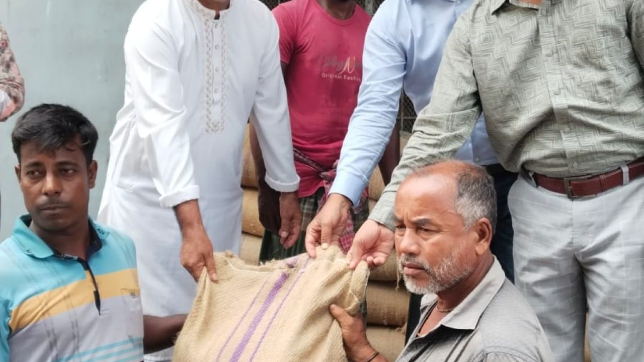মা ইলিশ রক্ষায় টুঙ্গিপাড়ায় ৩০০ জেলে পরিবারে খাদ্য সহায়তা 