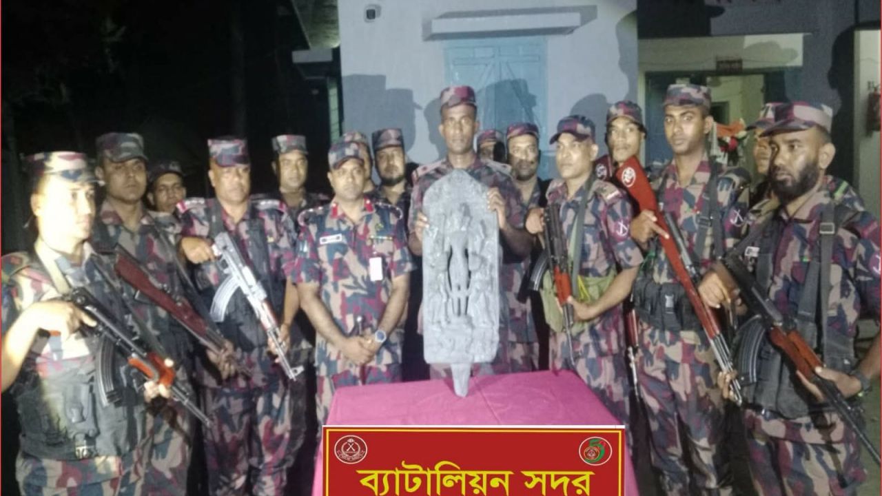 ঠাকুরগাঁওয়ে ২৪ কেজি ৪৫০ গ্রাম কষ্টি পাথরের মূর্তি আটক 