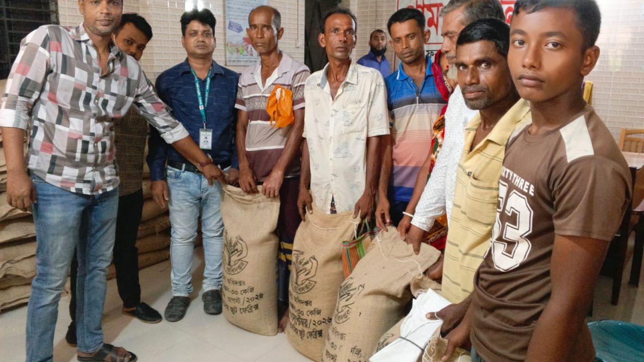 গোপালগঞ্জ কাশিয়ানীর ২৩০ জেলে পরিবার পেল ৫ হাজার ৭৫০ কেজি চাল 
