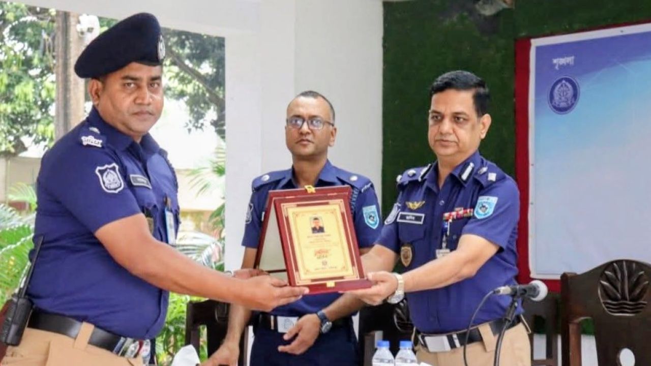 গাইবান্ধায় পুলিশ মেধাবৃত্তি ও জেলার শ্রেষ্ঠ ওসি সম্মাননা প্রদান 
