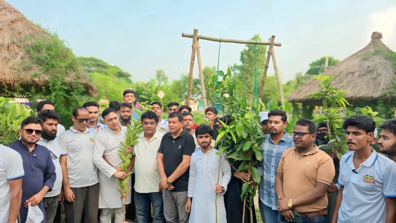 পাঠকবন্ধুর আয়োজনে বগুড়ায় বৃক্ষরোপণ 