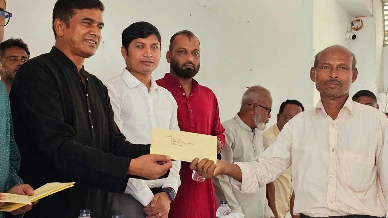 দুর্গাপূজা উপলক্ষে দেবীগঞ্জে জিআর চাল বিতরণ 