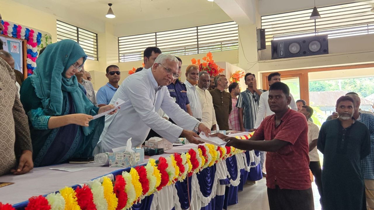ঘোড়াঘাটে ৩৬টি পূজামণ্ডপে চালের ডিও ও দুস্থদের মাঝে অনুদানের চেক বিতরণ 