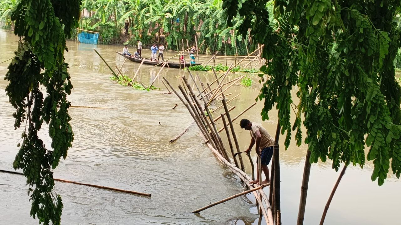 কাশিয়ানীর কুমার নদে অবৈধভাবে বাঁধ দিয়ে মাছ ধরার স্থাপনা উচ্ছেদ 