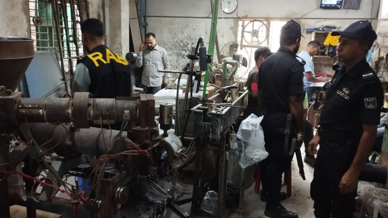 ​বংশালে নকল বৈদ্যুতিক তারের মজুদ 