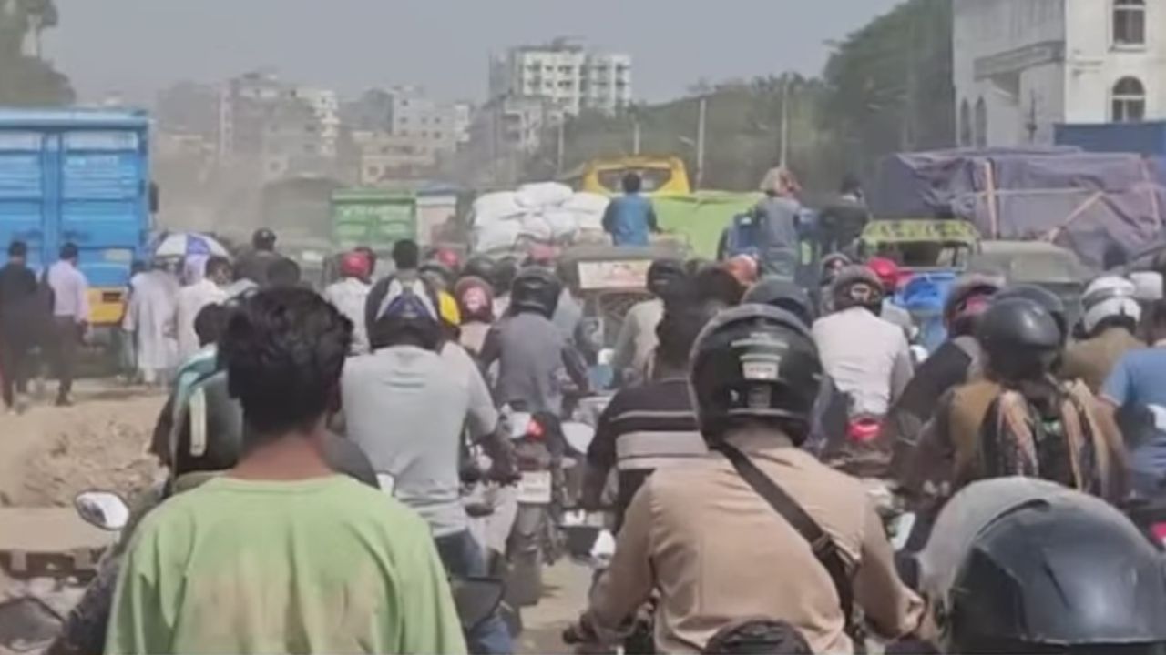 মোহাম্মদপুরে অটোরিকশা চালকদের সড়ক অবরোধ 