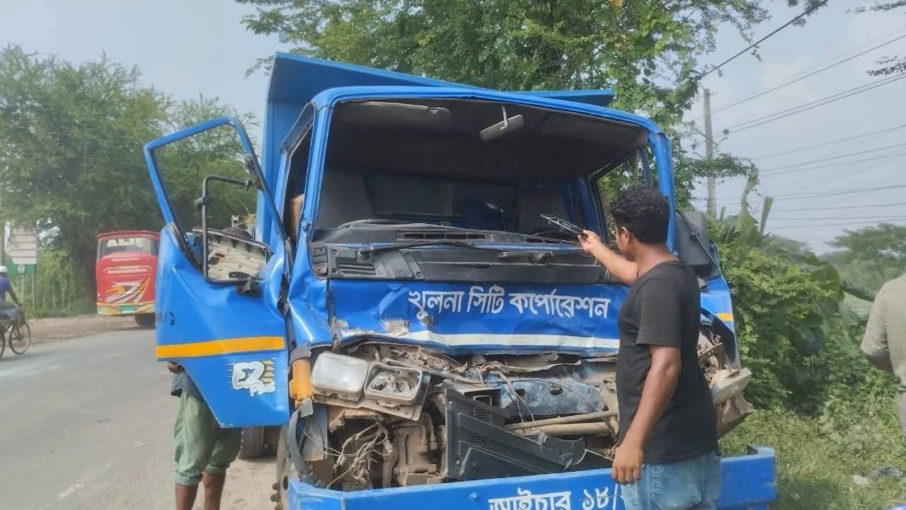 খুলনায় ট্রাকের মুখোমুখি সং'ঘ'র্ষে সিটি কর্পোরেশনের চালক নি'হ'ত 