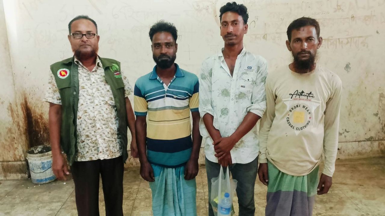 সুন্দরবন অভয়ারণ্য থেকে নৌকাসহ ৩ জন আটক 
