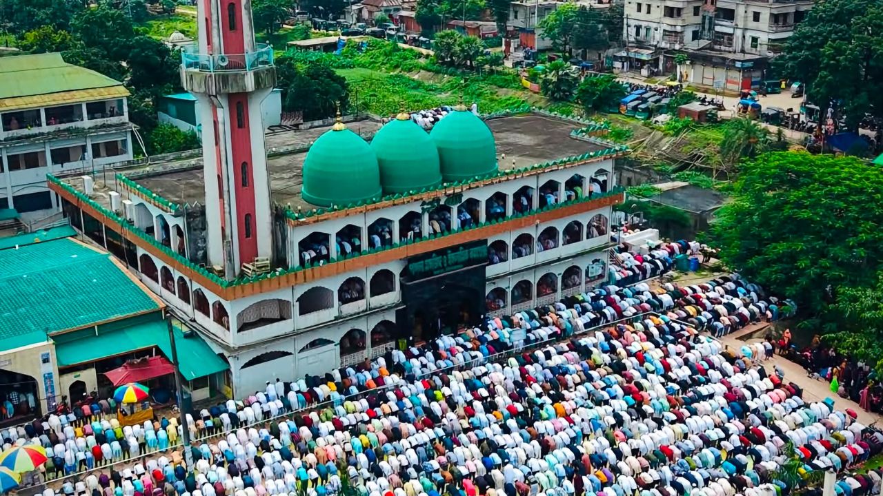 কিশোরগঞ্জের ঐতিহাসিক পাগলা মসজিদে মানুষের ঢল 