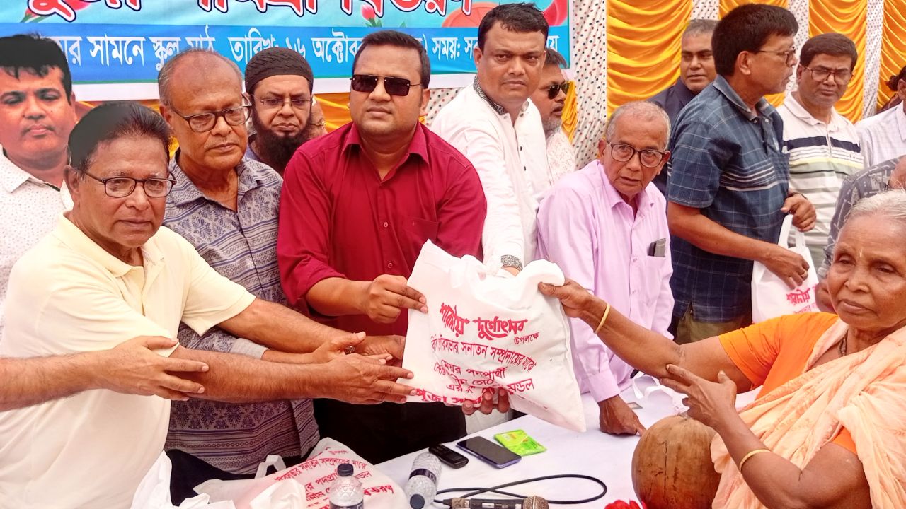 পাঁচবিবিতে ১ হাজার ৮০০ পরিবারকে মেয়র পদপ্রার্থী শামীম হোসেনের উপহার  