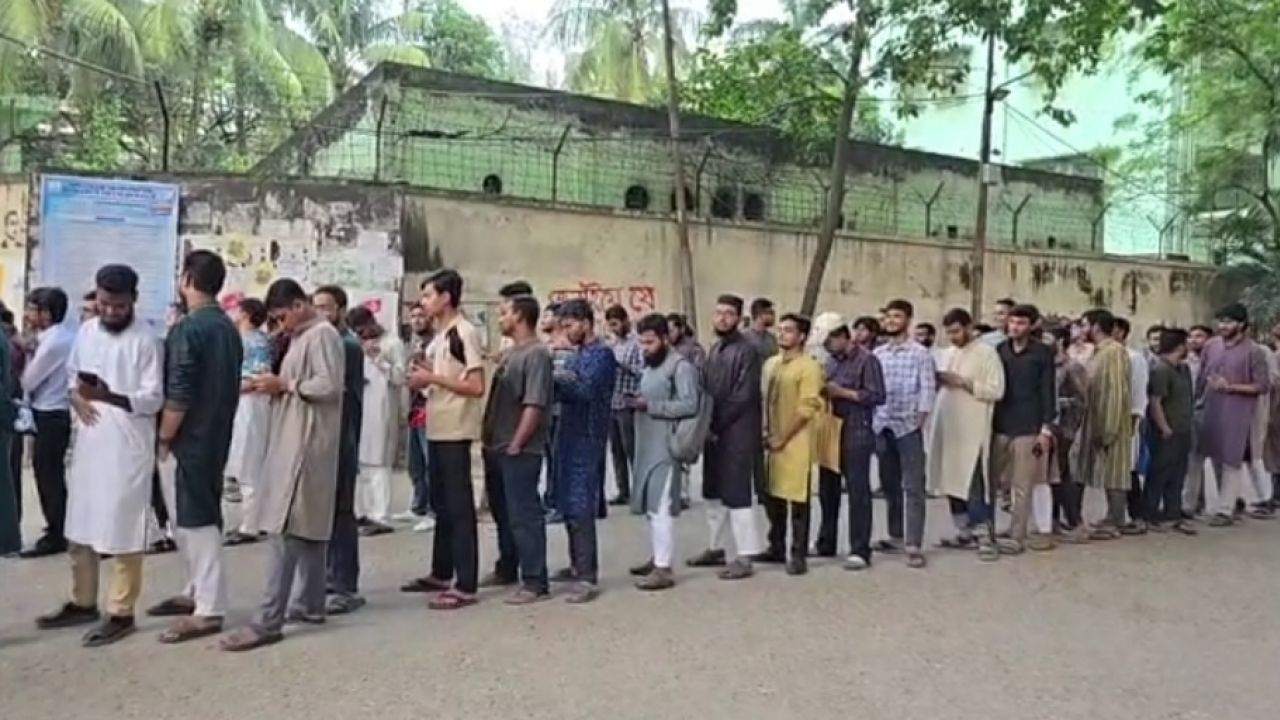 জবিতে পশু জবাই নিষিদ্ধের বিজ্ঞপ্তির পর গরুভোজে শিক্ষার্থীদের উপচে পড়া ভিড় 