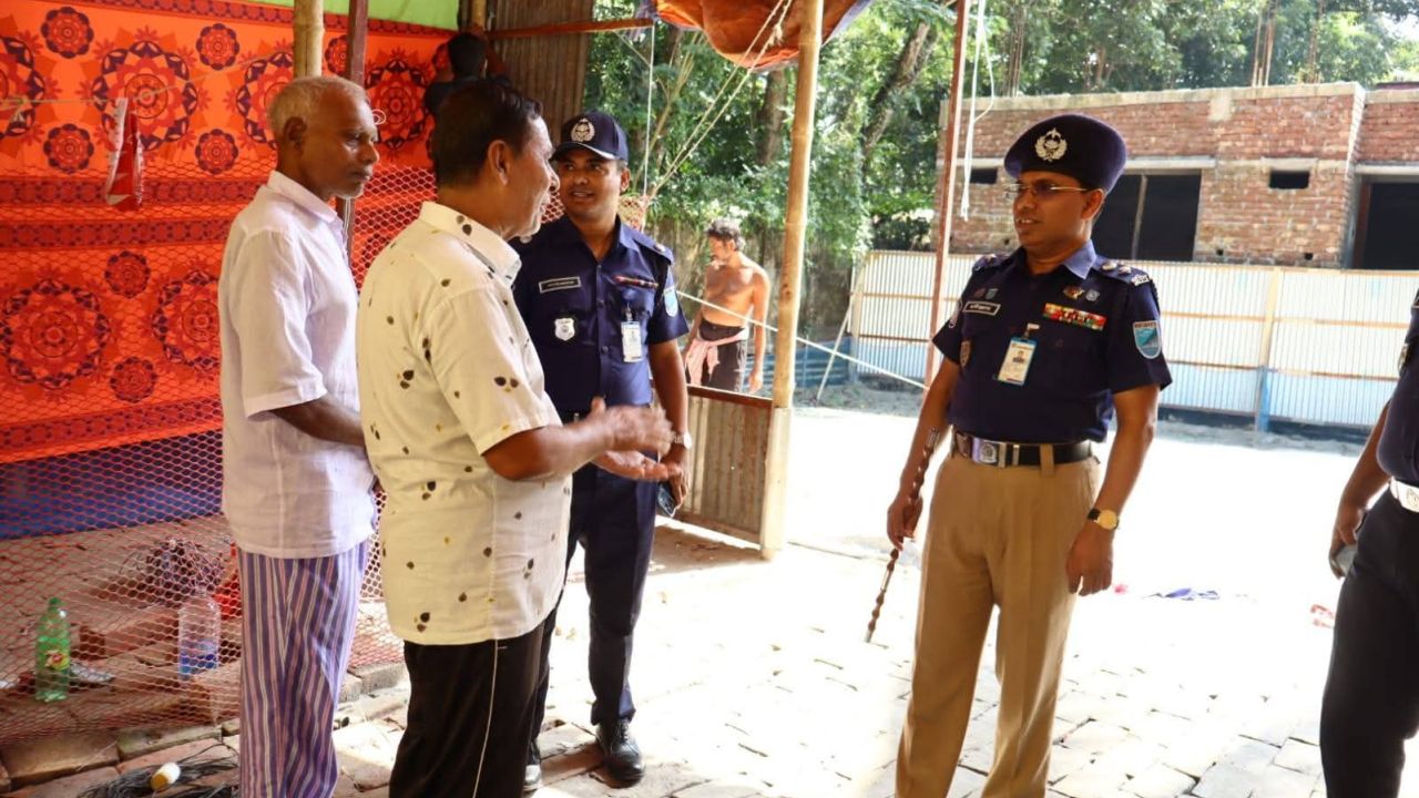 সম্প্রীতি ও নিরাপত্তার বার্তা নিয়ে গোপালগঞ্জে পূজা মণ্ডপে পুলিশ সুপার 