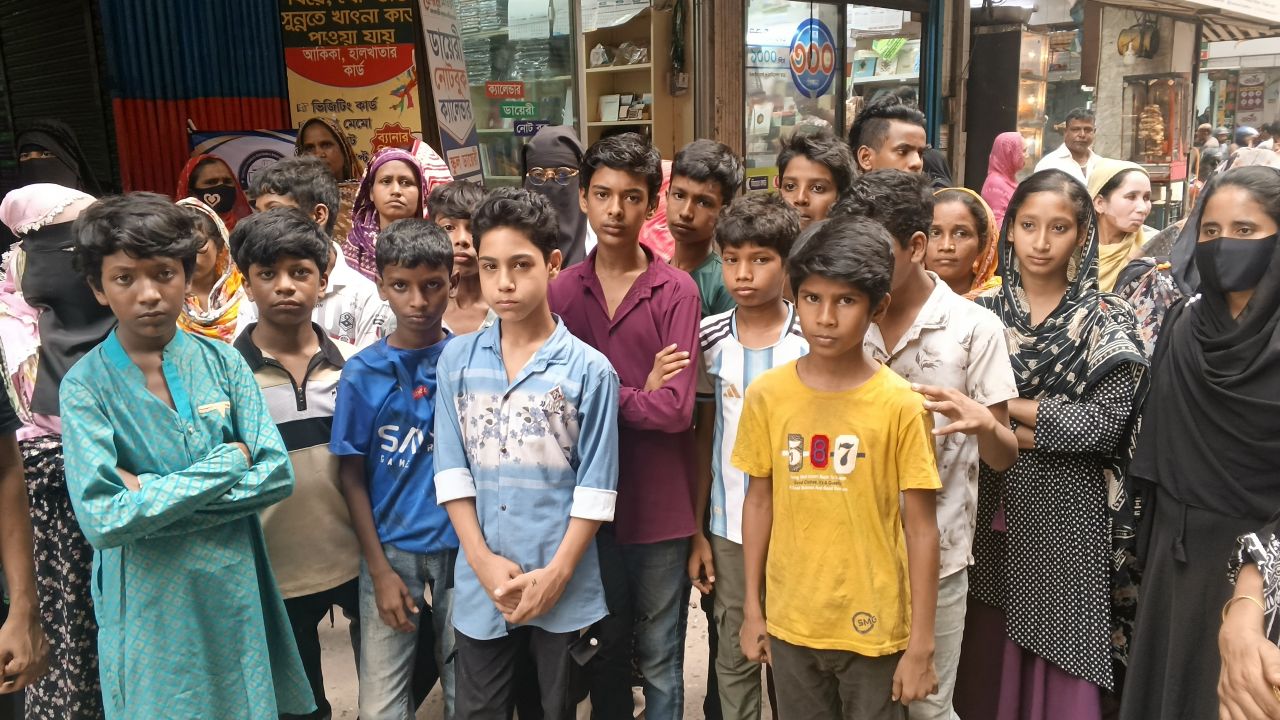 বকেয়া বেতনের দাবিতে রামপুরার ‘মক্কা ফ্যাশন লিমিটেড’-এর শিশুসহ শ্রমিকদের মানববন্ধন 