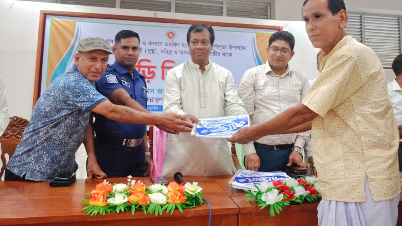 কালিয়ায় সনাতন ধর্মাবলম্বীদের মাঝে শাড়ি ও ধূতি বিতরণ 