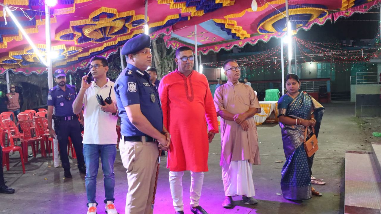 গুজব ছড়ালে কঠোর ব্যবস্থা: রূপসায় পুলিশ সুপার ওমর ফারুক 